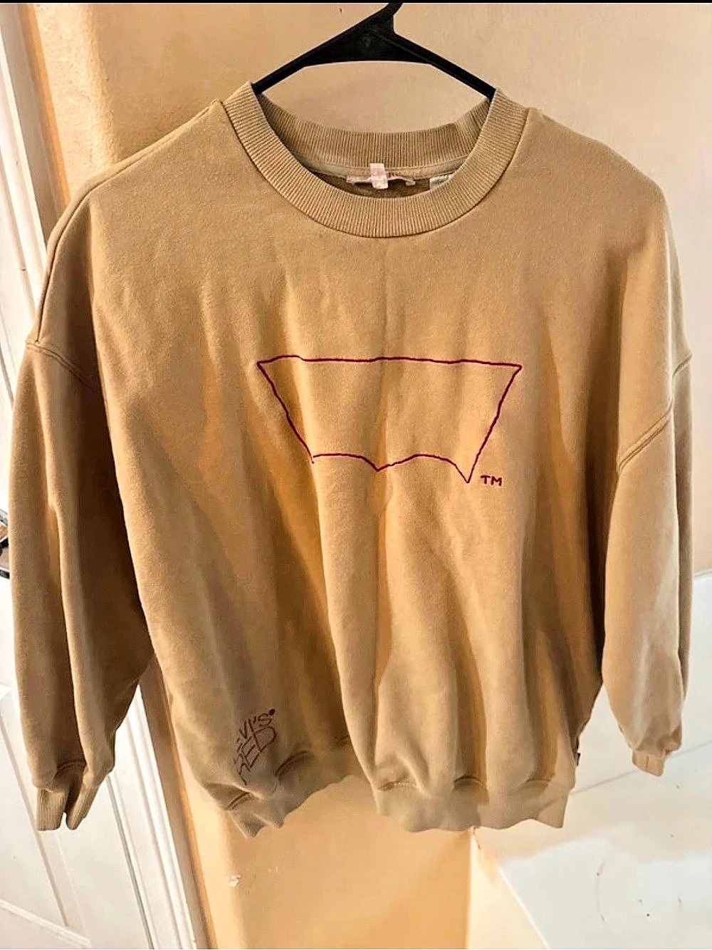 Levi's Red sweatshirt Graphic Crewneck Sweatshirt in Tan Size XS